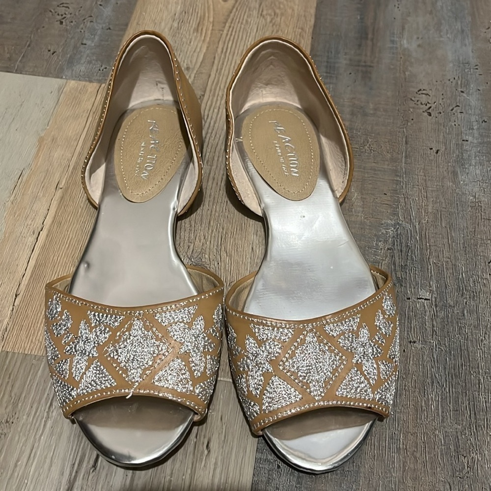 Kenneth Cole Reaction Woman’s Tina Ballet Flat Silver Brown Sz 8.5 Embroidered